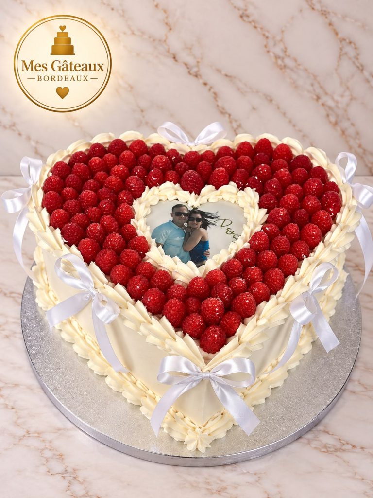 Wedding cake sculptural blanc à plusieurs étages avec voiles plissés