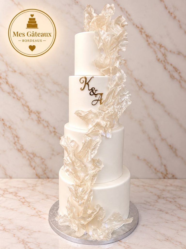 Gâteau en forme de cœur décoré de fraises et de crème
